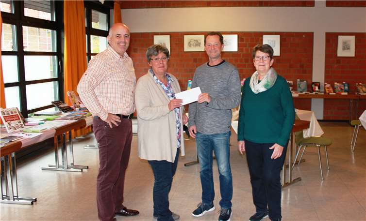 Doris Zavelberg und Helene Weber nehmen die Spende des Ortsausschusses von Norbert Sauren und Ralf Schneider entgegen.Foto: privat