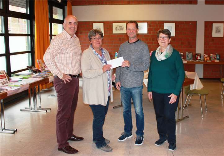 Doris Zavelberg und Helene Weber nehmen die Spende des Ortsausschusses von Norbert Sauren und Ralf Schneider entgegen.Foto: privat