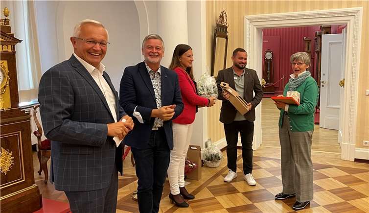 Dorit Schäfer (re.), die für fünf Jahre Patenschaft ausgezeichnet wurde. Ihr gratulierten v.li. Landrat Achim Hallerbach, Caritas-Geschäftsführer Eberhard Köhler, Caritas-Projektleiterin Olga Scott und Kreisjugendpfleger Franlin Toma.