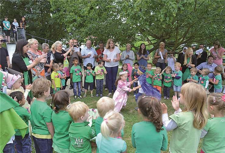 Dornröschen wurde als Singspiel von den Kindern dargeboten. AB