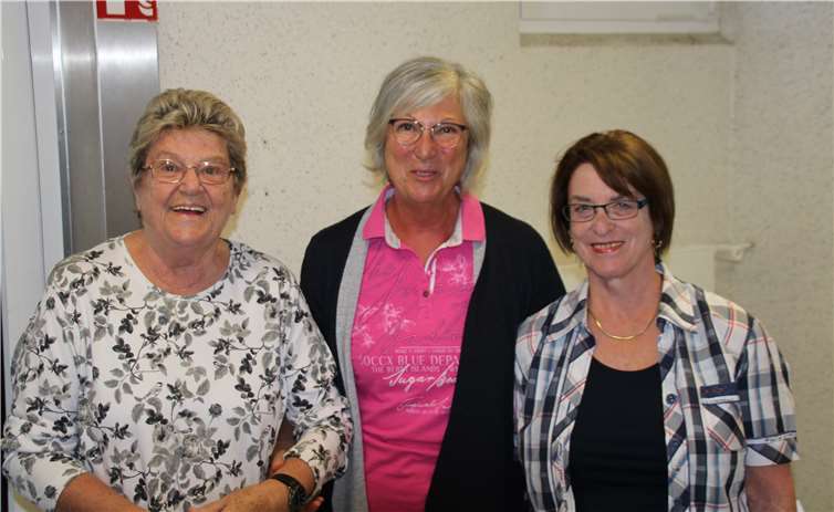 Dorothe Reeh, Vorstand Turnen, Gymnastik und Fitness TuS Oberwinter mit den Jubiliaren Inge Brieske und Anneliese Werner.Foto: privat