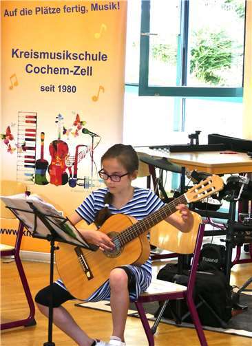 Dorothea Grebe präsentierte auf ihrer Gitarre zur Freude der Besucher zwei bekannte Musikstücke.