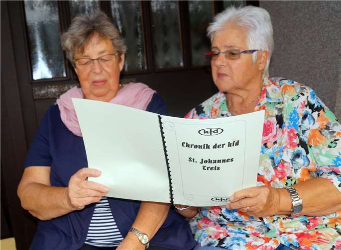 Dorothea Keifenheim (r.) und Elvira Herrig bilden gegenwärtig im Team den Vorsitz der kfd Treis. Die kfd-Chronik hat es beiden angetan. Foto: MT
