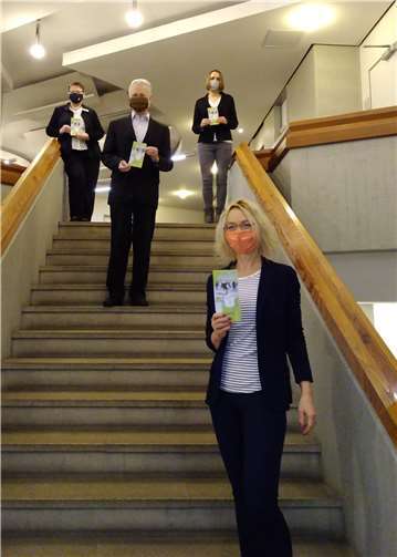 Dorothea Samson, Sonja Querbach und Dorothee Milles-Ostermann stellen zusammen mit Landrat Frank Puchtler die neue Broschüre vor. Foto: Rhein-Lahn-Kreis