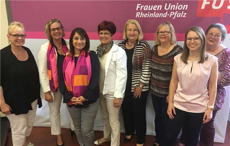 Dorothea Schäfer, Ursula Groden-Kranich (MdB), Zemfira Dlovani, Angelika Essig, Hedi Thelen (MdL), Michaela Puchta, Sandra Gawlinski und Angelika Schluch.privat