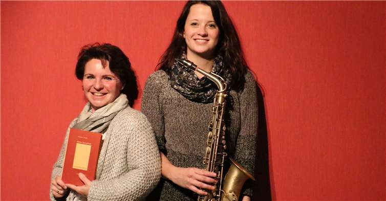 Dorothee Holly (l.) wird die Gedichte mit musikalischer Begleitung von Janine Keßler (r.) vorlesen. Blue Reh