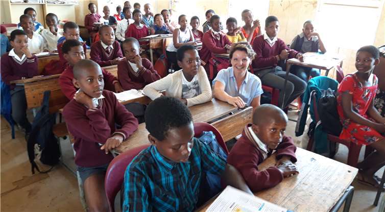 Dorothee Holly während eines Besuchs der Embabe Primary School. Vor einem Projektstart begutachtet die Niederelberterin immer erst vor Ort den Umfang und Möglichkeiten der Unterstützung. Fotos: Colours for Kids e. V.