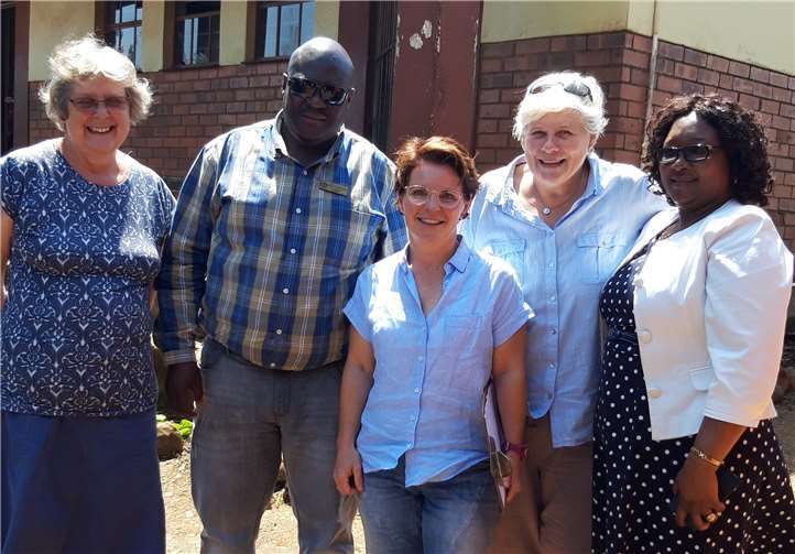 Dorothee Holly während eines Besuchs der Embabe Primary School. Vor einem Projektstart begutachtet die Niederelberterin immer erst vor Ort den Umfang und Möglichkeiten der Unterstützung.