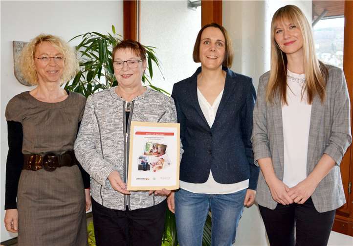 Dorothee Milles-Ostermann (Kreisverwaltung), Dorothea Samson (Arbeitsagentur), Sonja Querbach (Jobcenter) und Karoline Haase (Jobcenter) haben die Broschüren „Wohin mit den Kids?“ aktualisiert. Foto: Uwe Rindsfüßer
