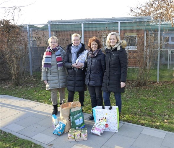 Dorothee Schünemann-Diederichs bedankte sich im Namen des Tierschutzvereins ganz herzlich für die großzügige Spende. Foto: privat