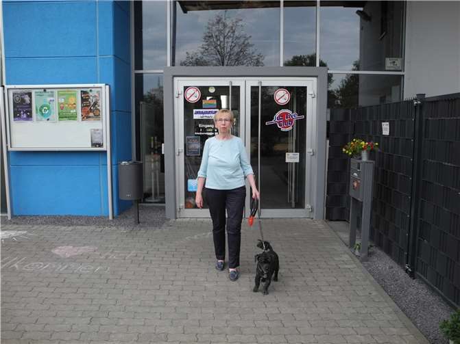 Dorothee Schünemann-Diederichs mit Schulhund Struppi. Foto: privat
