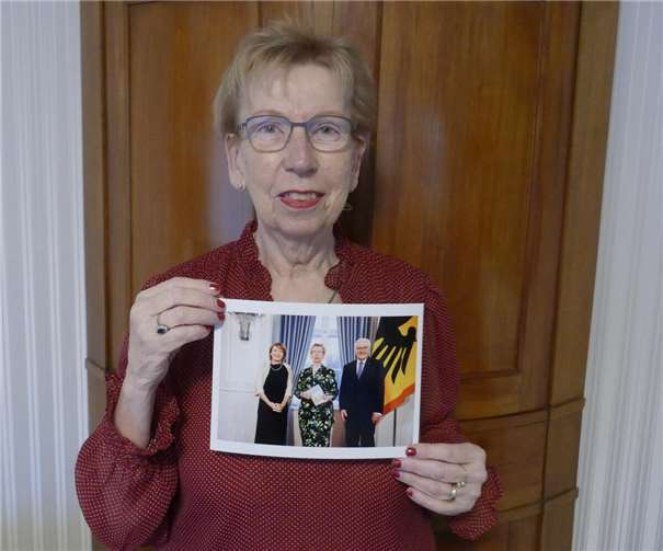 Dorothee Schünemann-Diederichs mit einem Foto des Präsidentenpaares.