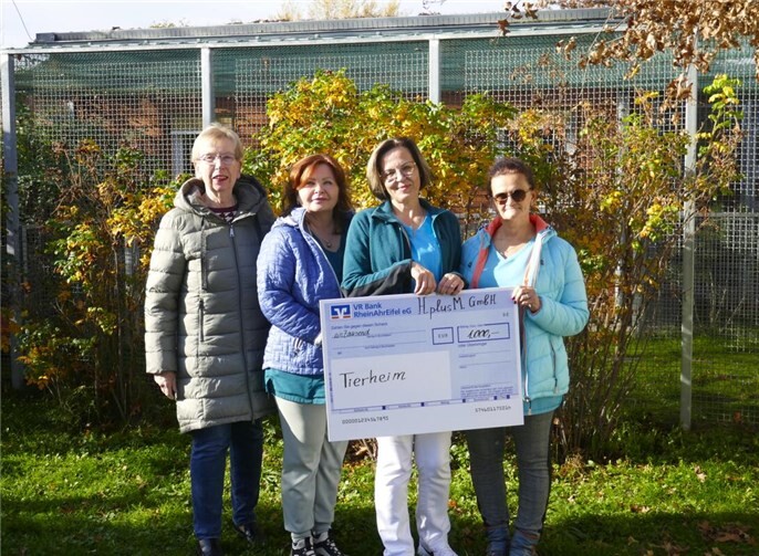 Dorothee Schünemann-Diederichs nahm mit einem herzlichen Dankeschön einen großzügigen Spendenscheck von 1000 Euro entgegen. Foto: privat