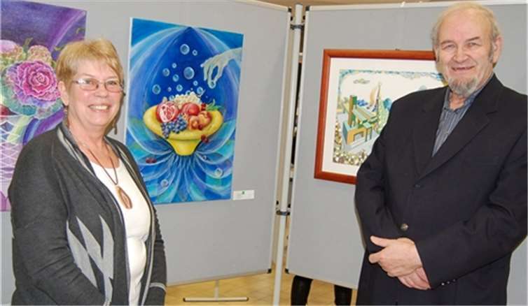 Dorothy Maurus und Gottfried F. Koch vor zwei der für sie jeweils typischen Gemälde. -FA-