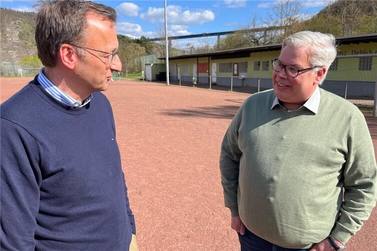 Dort, wo sich heute noch der alte Ascheplatz befindet, entsteht ein neues Wohnquartier für die 2800-köpfige Gemeinde. Vor Ort informierte sich Josef Oster (links) bei Ortsbürgermeister Christoph Jung über die aktuellen Planungen.