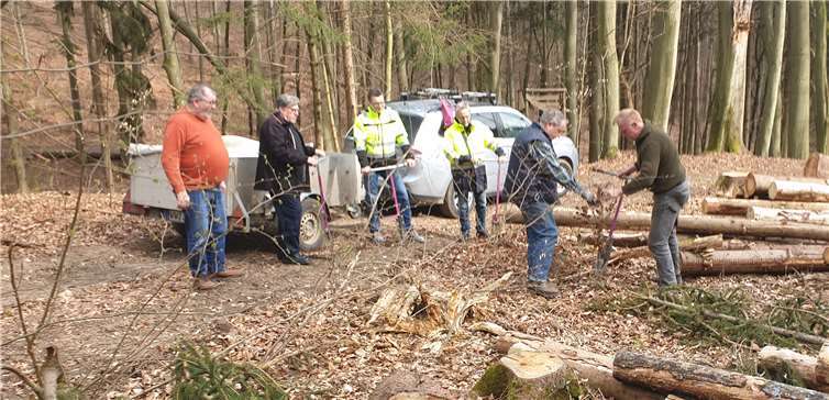 Dort wo vorher Fichten standen, fanden jetzt unter der fachmännischen Leitung von Revierförster Eckhard Niebisch (re.) 120 Setzlinge der Stileiche ihren Platz.Foto: privat