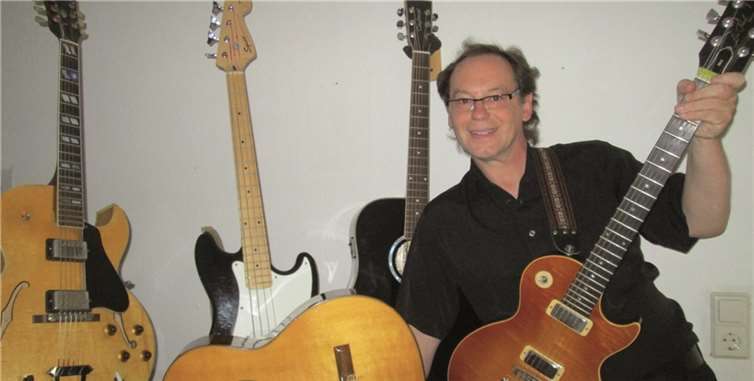 Dozent Johannes André lädt zu einer Ausprobierstunde ein. KMS