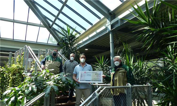 Dr. Ackermann überreichte zusammen mit seinem Partner Guido Knopp eine erste Spende von 5.000 Euro an Zoo. Fotos: Privat