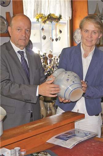 Dr. Adolf Weiland (MdL) und Gabi Wieland (MdL) besorgten Angela Merkel zum Geburtstag eine für die Westerwaldregion typische, handgefertigte Keramikvase, die die CDU-Landesvorsitzende Julia Klöckner der Kanzlerin persönlich überreichen wird. Privat