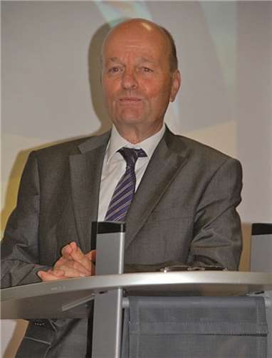 Dr. Adolf Weiland (MdL) während seiner Rede in der Seniorenresidenz Humboldthöhe.