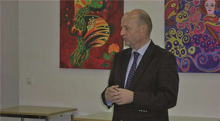 Dr. Adolf Weiland beantwortete die Fragen der Schüler. Pressedienst Dr. Weiland