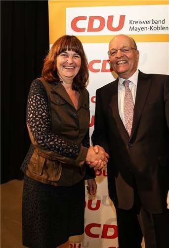 Dr. Adolf Weiland gratulierte seiner Nachfolgerin Mechthild Heil und wünschte ihr viel Glück für ihre politische Arbeit.