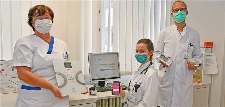 Dr. Alae Bourakkadi (von rechts), Chefarzt für Innere Medizin am St. Elisabeth Krankenhaus in Mayen, Weiterbildungsassistentin Anne Mercier und Krankenschwester Ursula Sander sind überzeugt, dass die Telemedizin die ärztliche Versorgung vor allem im ländlichen Raum stärkt. Foto: Kreisverwaltung/Morcinek