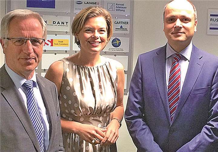 Dr. Albrecht Bochow, (2.v.r.) hat bei der WHU in Vallendar studiert und ist jetzt Regionalbevollmächtigter der AHK in Russland, traf sich in St. Petersburg mit den Landtagsabgeordneten Julia Klöckner, Josef Dötsch (l.) und Dr. Adolf Weiland (r.).  privat