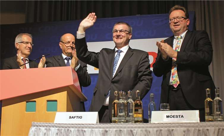 Dr. Alexander Saftig (2. von rechts) freute sich über die Glückwünsche von Georg Moesta (rechts, CDU-Fraktionsvorsitzender), dem Landtagsabgeordneten Josef Dötsch (stellvertretender Fraktionsvorsitzender) und Dr. Adolf Weiland (CDU-Kreisvorsitzender und stellvertretender Fraktionsvorsitzender).privat