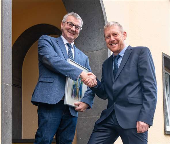 Dr. Alexander Saftig, Dr. Carsten Schauerte im Eingangsbereich der Arztpraxis.