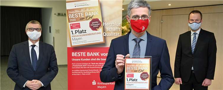 Dr. Alexander Saftig, Karl-Josef Esch und Christoph Weitzel (v.l.) freuen sich über die guten Ergebnisse für 2020, die sich in der Bilanz zeigen und auch in der Auszeichnung als „Beste Bank“. Foto: Ralph Kuenzel