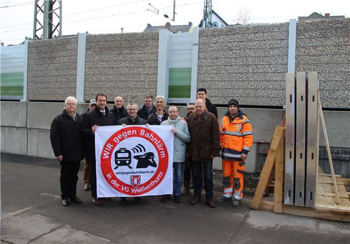 Dr. Alexander Saftig, Thomas Przybylla und Gerd Heim gemeinsam mit dem Vorstand der Bürgerinitiative sowie Vertretern der Firma Heberger.privat