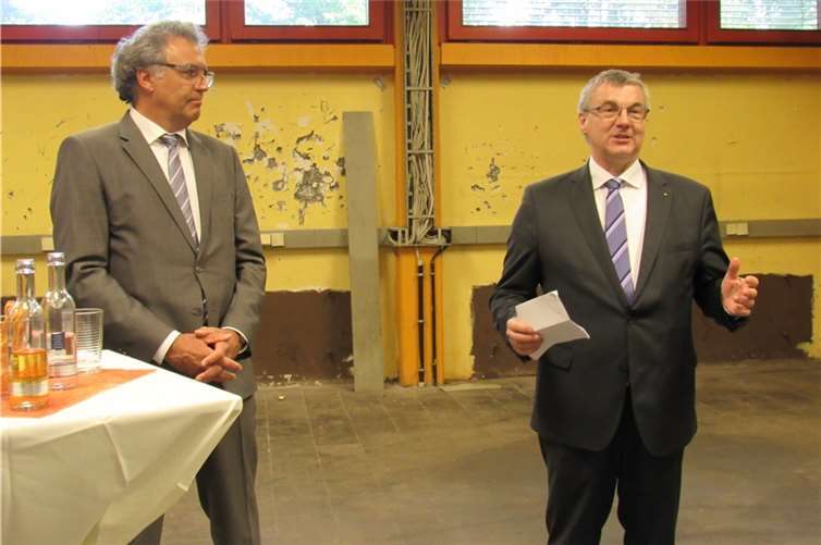 Dr. Alexander Saftig konnte sich mit seinem Landkreis dem Investitions-Anliegen der Schule nach eigenen Worten „nicht entziehen“; (l. neben ihm) Schulleiter Rainer Finkenrath.