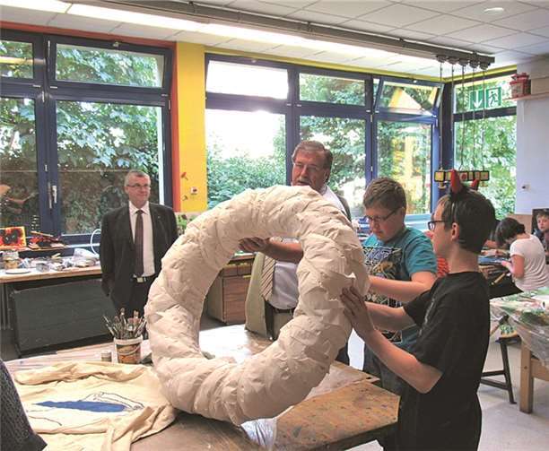 Dr. Alexander Saftig und Klaus Bell interessierten sich für die Arbeit der Musical-Werkstatt.