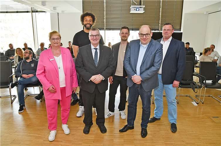 Dr. Alexander Saftig (vorne, 3.v.l.), Büroleiterin Petra Kretzschmann, Tobias Querbach von der Koordinierungsstelle Digitalisierung (3.v.r.) und Dirk Rohm, IT-Sicherheitsbeauftragter der Kreisverwaltung Mayen-Koblenz (rechts) gemeinsam mit Jürgen Hesch, Beigeordneter beim Landkreistag Rheinland-Pfalz (2.v.r.) und Immanuel Bär von der Firma ProSec. Foto: Kreisverwaltung/Damian Morcinek