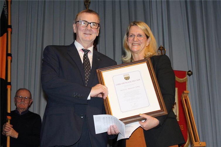 Dr. Alexander Saftig wurde in seiner Heimatgemeinde Kottenheim von Ortsbürgermeisterin Corinna Behrendt mit der Ehrenbürgerwürde ausgezeichnet.