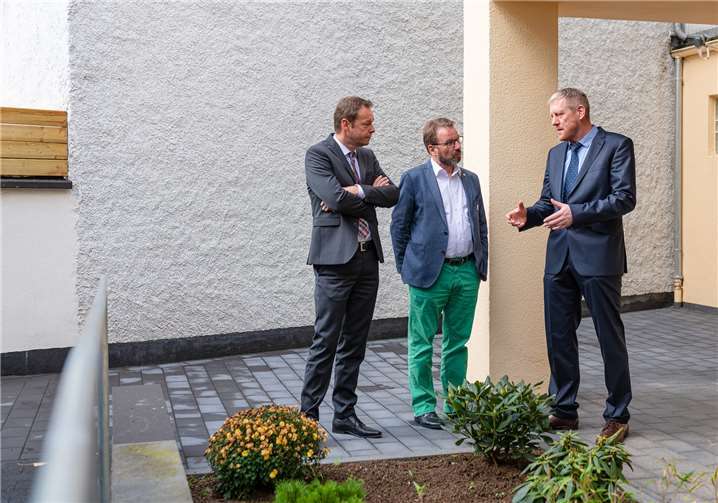 Dr. Alexander Wilhelm, Wolfgang Treis, Dr. Carsten Schauerte bei der Besichtigung der barrierefreien Zuwegung. Fotos: Gunther Schmidt (Fotostudio Moments, Mayen)