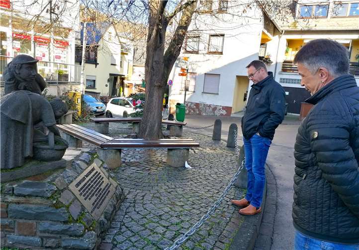 Dr. Alexander Wilhelm erkundigte sich in Oberfell bei Helmut Ackermann über die örtlichen Gegebenheiten. Foto: privat