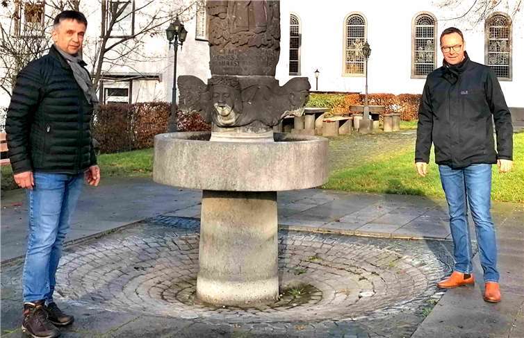 Dr. Alexander Wilhelm (re.) während seines Besuches in Niederfell mit Helmut Ackermann. Quelle: Büro von Dr. Alexander Wilhelm
