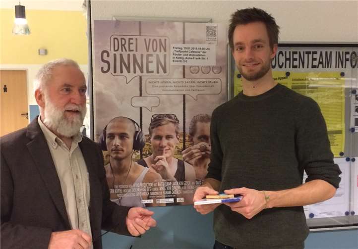 Dr. Alfred Marmann (l.) dankt David Stumpp (r.), einem der Akteure des besonderen Filmabends. Privat