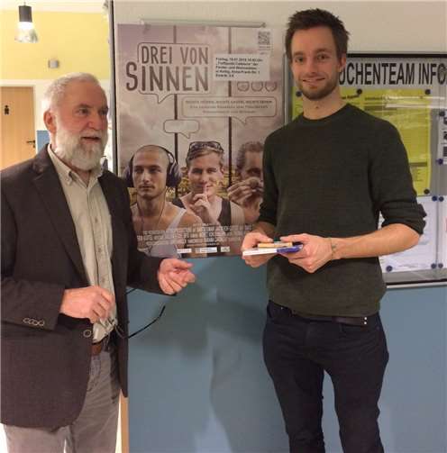 Dr. Alfred Marmann (l.) dankt David Stumpp (r.), einem der Akteure des besonderen Filmabends. privat