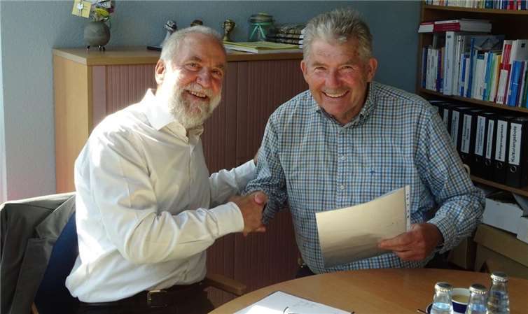 Dr. Alfred Marmann (l.) und Hans Wohlgemuth schwelgten bei der Spendenübergabe in Erinnerungen.privat