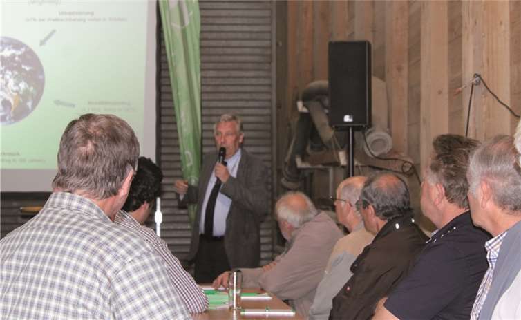 Dr. Alois Splonskowski, Geschäftsführer der Raiffeisen Rhein-Ahr-Eifel Handels GmbH, informiert die trotz angelaufener Ernte zahlreich erschienenen Landwirte über ihre Aussichten beim Getreideanbau 2014/15. W. Pfeiffer