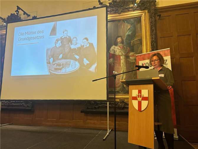 Dr. Andrea Hänger sprach in ihrem Vortrag beim Frauenempfang der Stadt Koblenz 2024 über „Die Mütter des Grundgesetzes“. Foto: Melissa Bikhan