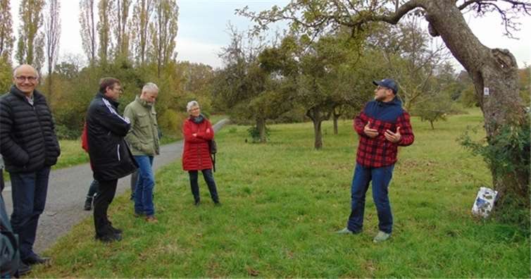 Dr. Andreas Hesse (re.) erklärt den Exkursionsteilnehmern die Idee hinter der Digitalisierung der Kottenheimer Streuobstwiesen.Foto: Sweco GmbH