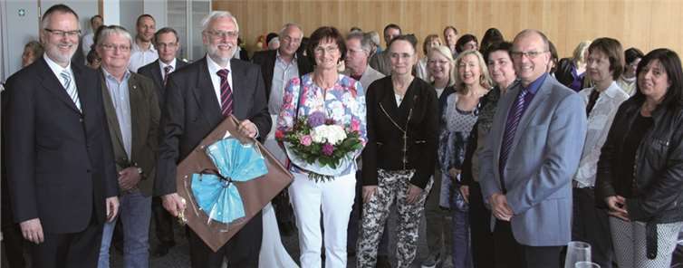 Dr. Andreas Korn verabschiedete sich, unterstützt von seiner Ehefrau Gertrud, aus dem Kreis seiner Kollegen und Mitarbeiter an der Rhein-Mosel-Fachklinik.privat