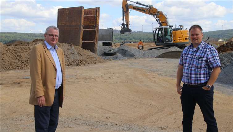 Dr. Andreas Nick, Mitglied des Bundestages, besuchte Herschbach und machte sich ein Bild der Arbeiten. Ortsbürgermeister Axel Spiekermann präsentierte den Zwischenstand der durch den Bund geförderten Sanierungen. Fotos: privat