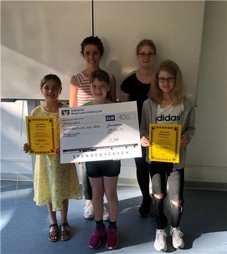 Scheck über 100 Euro für die Klassenkasse erhalten Dr. Angela Berger als Schulzahnärztin vom Team Dr. Blum & Partner mit einer zahnmedizinischen Fachangestellten, Tamara Schupp und Kinder aus der 3. und 4. Klasse in Dausenau. Fotos: Dr. Blum & Partner