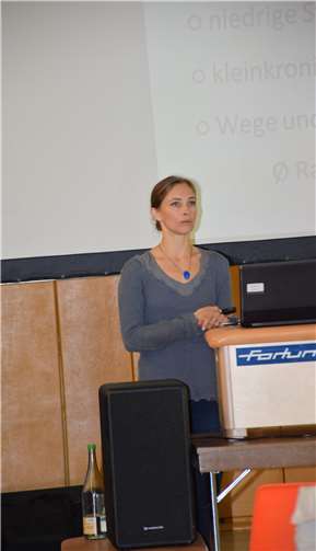 Dr. Anke Wallraff-Beck referierte in der Buschhovener Turnhalle zum Thema Naturgarten