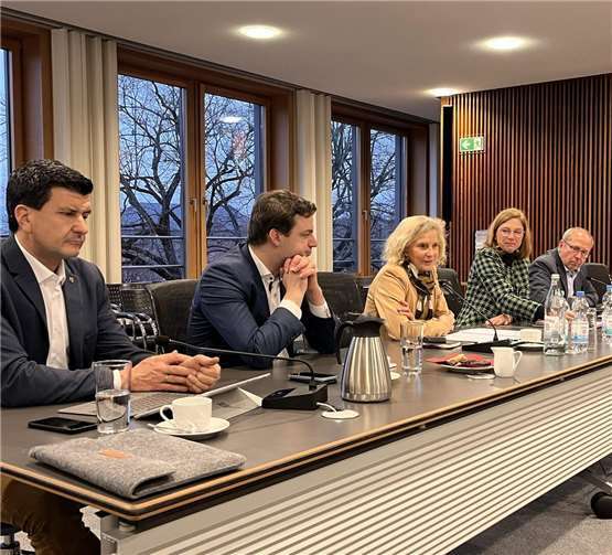 Dr. Anna Köbberling (Mitte) bei der Vorstellung des Strategiepapiers zur Kreislaufwirtschaft. Foto: Markus Kuhlen